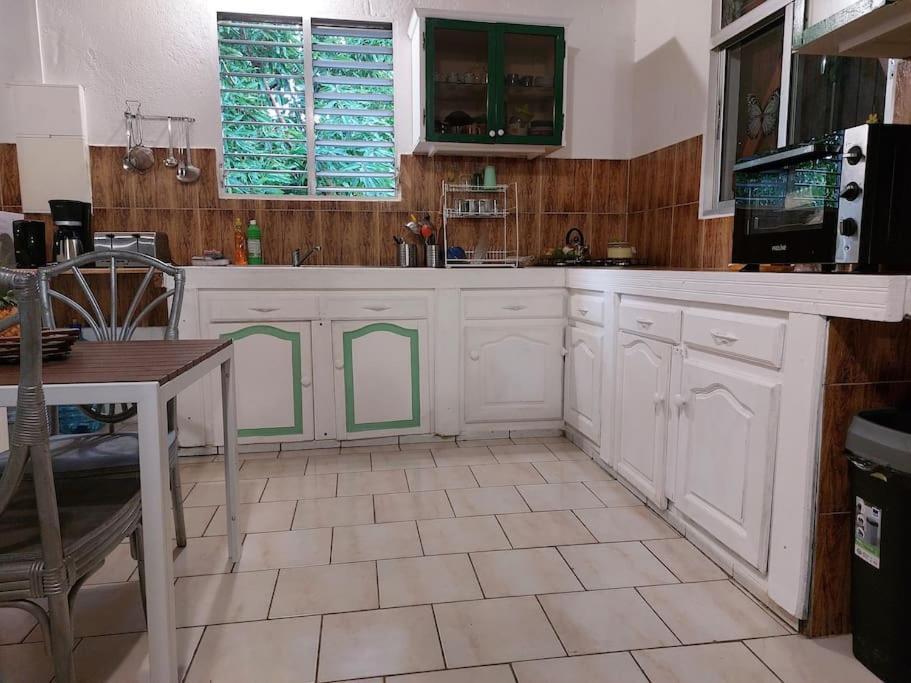 La Petite Maison, Spacieuse, Avec Jardin / Parking Sainte-Rose Esterno foto