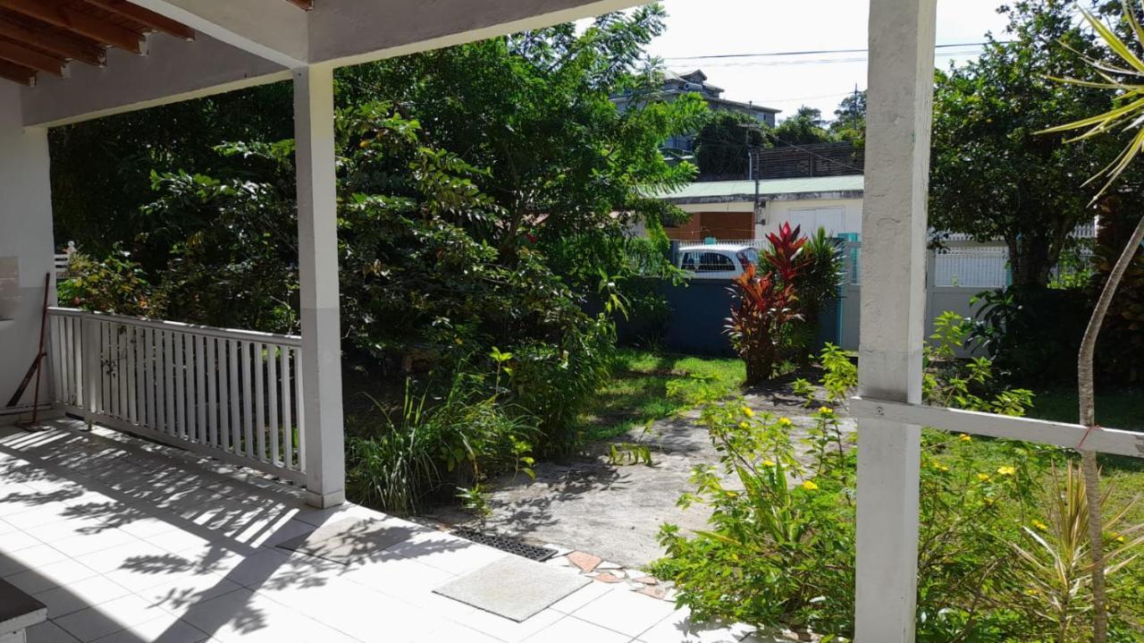 La Petite Maison, Spacieuse, Avec Jardin / Parking Sainte-Rose Esterno foto